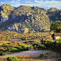 Landschaft der Gallura mit Häuschen