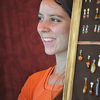 schöne Schmuckverkäuferin