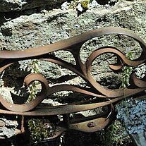 verrostete Armlehne einer Bank