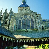 Der Kreuzgang mit Kirche