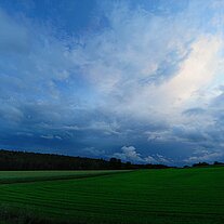 Abendwolken vor dem Dachfenster