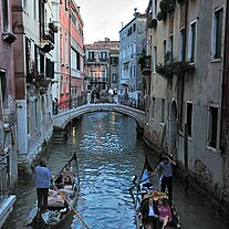 Gondeln in einer Kanalgasse
