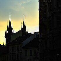 Silhouette der Tyn Kirche am Abend