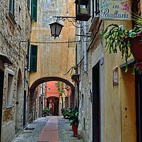 Gassen von Cervo mit Rundbögen