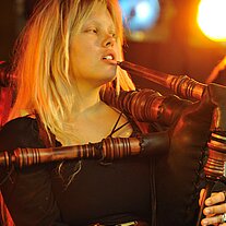 Blondine mit Dudelsack