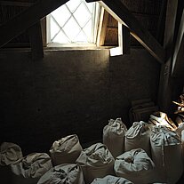 Mehlsäcke unter dem Fenster