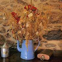 Stilleben mit blauem Krug