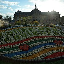 Schloss mit Blumenarrangement