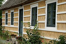 Reethaus mit weißem Holzgitter