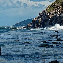Bei Teglkåsvej Brandung am Meer