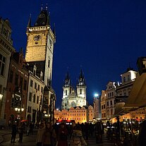 Blick zum Rathausturm und Teynkirche b Nacht