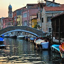Seitenkanal mit Brücke im Abendlicht