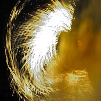 Feuerkünstler mit kreisenden Fackeln