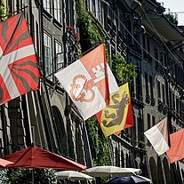 Fahnen an den Häusern
