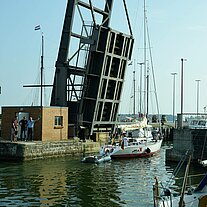 Boot fährt unter der Zugbrücke durch