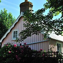 rosa Haus mit Blumen