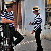 zwei Gondoliere diskutieren