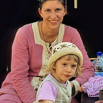 Mutter mit Kind in historischem Kostüm