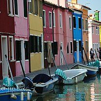 Häuserflucht am Kanal mit Booten