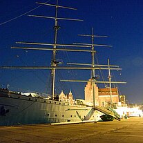 Die Gorch Fock beleuchtet am Abend