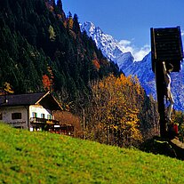 der Longfallhof mit Marterl und Ifinger