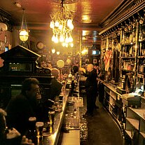 in der Long Hall Bar