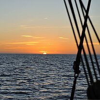 Sonnenaufgang und Takelage