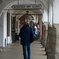 Gaby unter den Arkaden