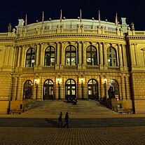 Rudolfinum bei Nacht