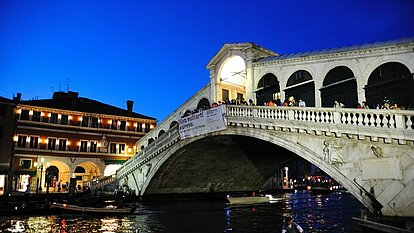 Die Rialto Brücke am Abend
