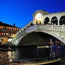 Die Rialto Brücke am Abend
