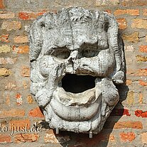 Steinfratze mit großem Maul