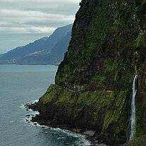 Wasserfall Brautschleier über Küstenstraße