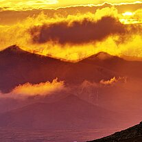 Sonnenaufgang über den Bergen