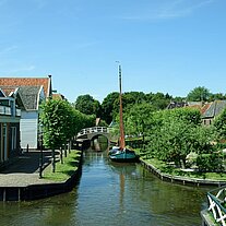 Kanal mit Brücke und Schiff
