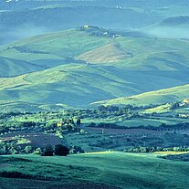 Morgennebel und Hügelland bei Volterra