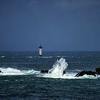 Leuchtturm in der Brandung