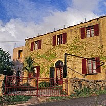 Vorderfront unseres Hauses am Abend