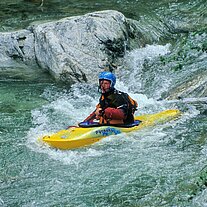 gelber Kajakfahrer