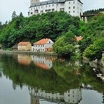 Bie Burg Rozmberk an der Moldau