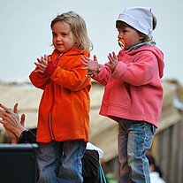 2 Mädchen klatschen zur Musik