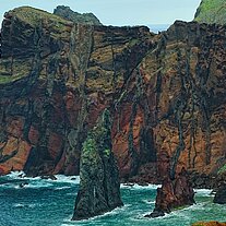 einzelner Felsen mit Magmakanälen