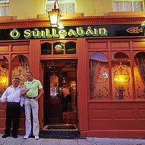 vor dem Pub O' Sullivan
