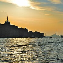 Kreuzfahrtschiff am Abend