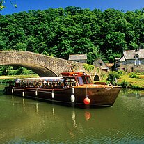 Ausflugsboot fährt durch die Brücke