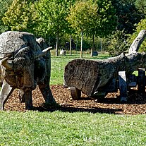 Holzbullen am Eingang der Slawenburg Raddusch