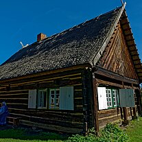 Spreewälder Bauerhof und Frau in Tracht