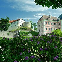 Schloss und Burg Becov mit Park