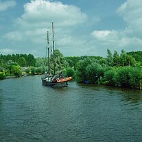 anderes Schiff auf dem Kanal