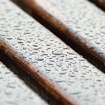 Regentropfen auf der Bank